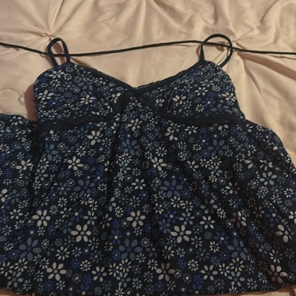 Lacy flower dress - Picture 2 of 3